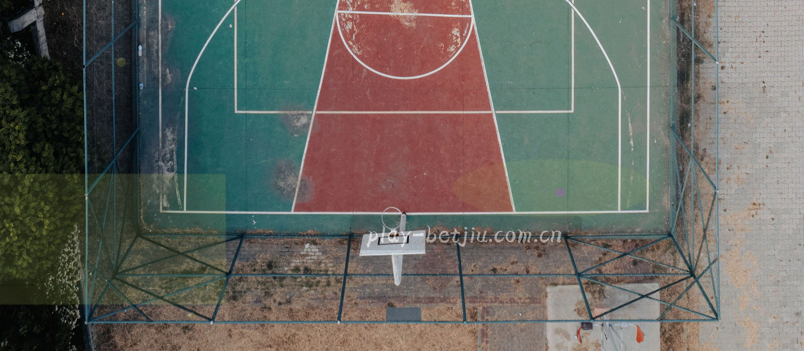 深色精密网格与铜金锁扣光影构成的抽象纹理